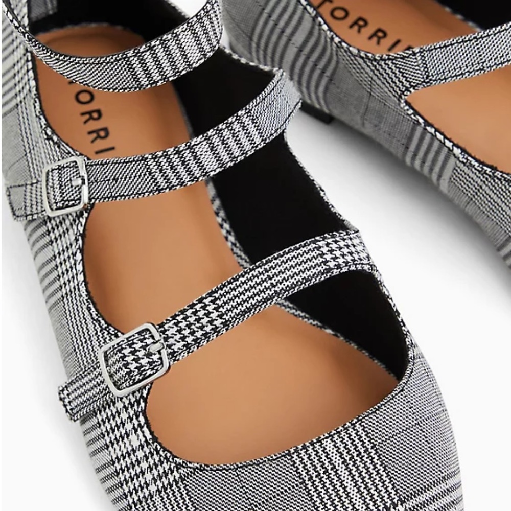 💕SOLD💕 Torrid BLACK PLAID TRIPLE STRAP POINTED TOE FLAT size 8 - Picture 2 of 4